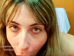 mira, hermanastra, así debes chupar la polla de tu novio 😜