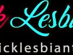 ओह, ये कॉलेज बेब्स साथ में हार्ड ऑर्गेज्म लेती हैं!