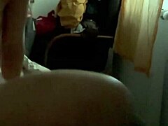 je baise une brunette sexy en boîte de nuit