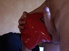 लौरा सोफे पर ब्लोजॉब और डीपथ्रोट के दौरान मोन्स करती है