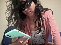 modelo exibe tangas em ensaio sensual e provocante.  