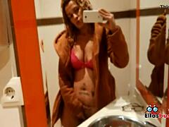 Rubia Cachonda En Baño Público Buscando Sexo