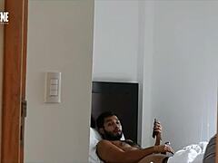 Sexy latina espia y folla a su hermanastro