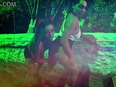 वीवी और निकोल करती हैं सेक्स क्लब पर