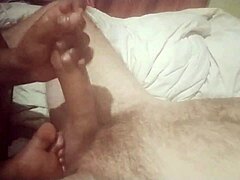 सॉफ्ट फुट प्ले, बॉल स्टेपिंग और हैंडजॉब क्लाइमेक्स के साथ