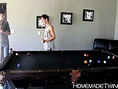 जास्पर रॉबिन्सन अपने बट बडिज के साथ पेश्नली बांग करता है