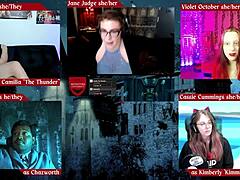 हॉर्नी गोथ डेस्क पर मॉन्स्टर रोलप्ले करती है!