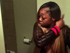 पत्नी नाइट क्लब से पहले गांड और चूत टॉयज़ के साथ डांस करती है