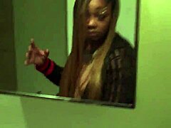 पत्नी नाइट क्लब से पहले गांड और चूत टॉयज़ के साथ डांस करती है