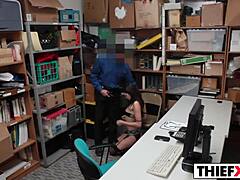 गेराज में चोरी पकड़ी गई सुल्ट्री युवती को जोर से चोदना