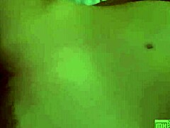 Frotada a Mi Pequeña y Flaquita Sophie con Corrida Interna