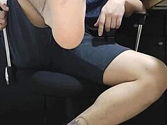 गे मास्टर नायलॉन सी थ्रू में सॉक्स और फीट वर्शिप करता है।