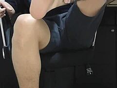 गे मास्टर नायलॉन सी थ्रू में सॉक्स और फीट वर्शिप करता है।