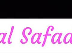 Putinha Brincando Com Brinquedos Grandes