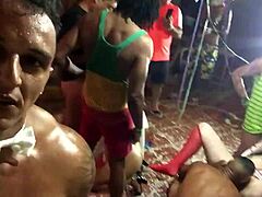 tatuado carioca fudendo a buceta da loirinha no carnaval na frente de todo mundo caiu na net melissa alecxander