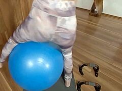 लचीली फ्रेया डी टाइट योग पैंट्स में फैलती है