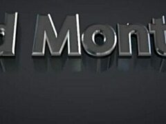 gostosa danny mancinni testa o sofá com suas tetas grandes e bunda