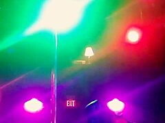 नई स्ट्रिपर नी हाई में डांस करती है और कपड़े फाड़ती है!