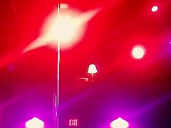 नई स्ट्रिपर नी हाई में डांस करती है और कपड़े फाड़ती है!