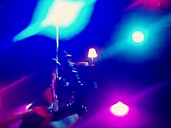 नई स्ट्रिपर नी हाई में डांस करती है और कपड़े फाड़ती है!