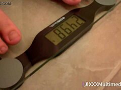 Vanessa Davis shows off her weight gain and measurements.