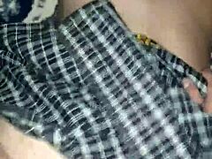 Mi chapina culona me calienta, estaba en sus días, pensé que no la tocaría, pero pasó... ¿Te atreves a ver?