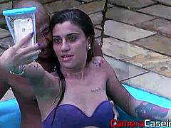 morena com tes�o chupando pau na piscina
