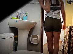 Hey, watch this cute Colombian pee 😊