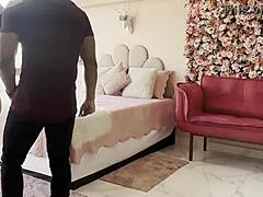 मैंने पड़ोसी को फिर बुलाया शुरू किया हुआ खत्म करने के लिए और कॉर्निनो रिकॉर्ड कर रहा है