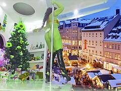 i am grinch hot folla in split and dance on pole