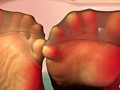 Goddess teases with her wrinkled soles in the bathtub 😘