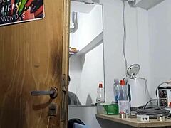 cogiendo con el encargado en el cuarto de seguridad