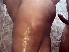 शॉवर में मेरी आंटी पर जाल निकाला।