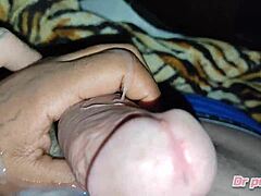 Ebony brasileira punheteira deixa usar a mão para tirar todo o leite do pau com 23cm