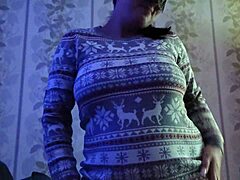 क्रिसमस गेम में बस्टी पड़ोसन लड़की, शर्मीली लेकिन तड़पा रही है!