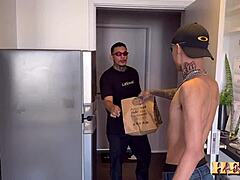 cheguei do rolê e ofereci mamada pro entregador e ele comeu meu cuzinho meu namorado pegou no flagra