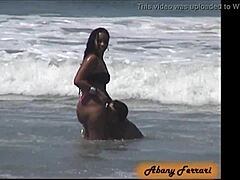 Moleque safado me pegou na praia pública!