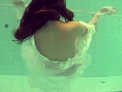 रशियन बेब नताशा पानी के नीचे नंगी हो जाती है! 🏊‍♀️