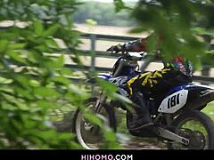 रयान रोज और फीनिक्स फेलिंगटन ट्रीज के नीचे नंगे राइड करते हैं