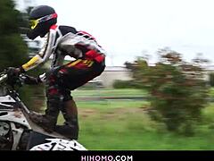 रयान रोज और फीनिक्स फेलिंगटन ट्रीज के नीचे नंगे राइड करते हैं