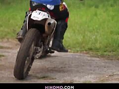 रयान रोज और फीनिक्स फेलिंगटन ट्रीज के नीचे नंगे राइड करते हैं