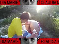 la gorda mete galletas en su coño y su amigo gay las come al aire libre 😏