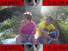 la gorda mete galletas en su coño y su amigo gay las come al aire libre 😏