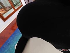 अरे, ये मिल्फ़ बड़े लंड से खेलने को तरस रही है