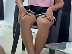 Universitaria cede a compañero de clases mientras charlan