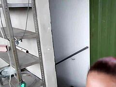 descubro a mi hermanastra fumando en la azotea y me pide que se la meta