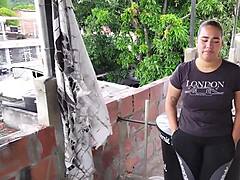 descubro a mi hermanastra fumando en la azotea y me pide que se la meta