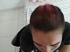 descubro a mi hermanastra fumando en la azotea y me pide que se la meta