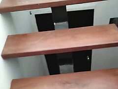 descubro a mi hermanastra fumando en la azotea y me pide que se la meta