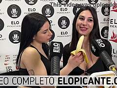 मिएलसिता और अल्मेंड्रा क्रीमी बैनाना को चूसती हैं और सब निगल जाती हैं